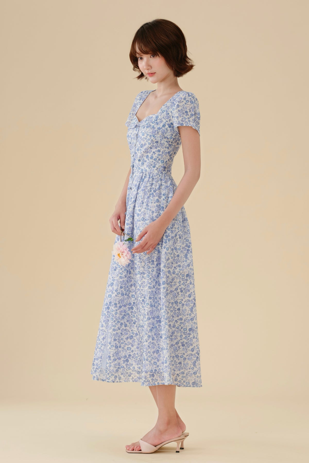 Petra dress in Flax – Flower Blue