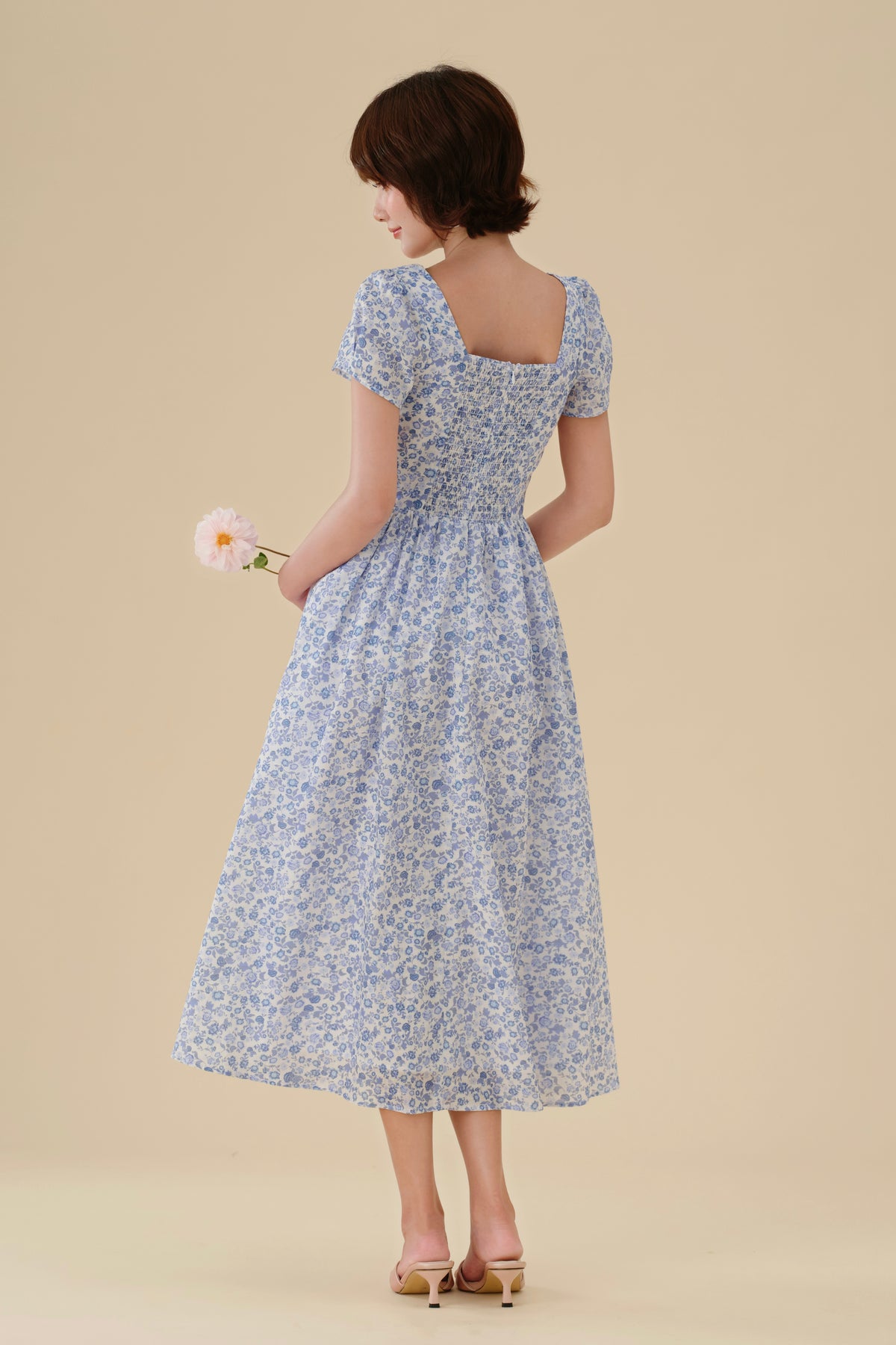 Petra dress in Flax – Flower Blue