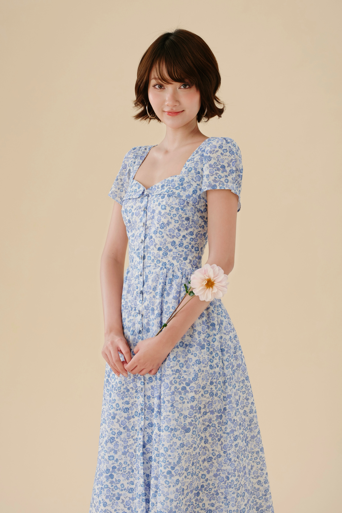 Petra dress in Flax – Flower Blue